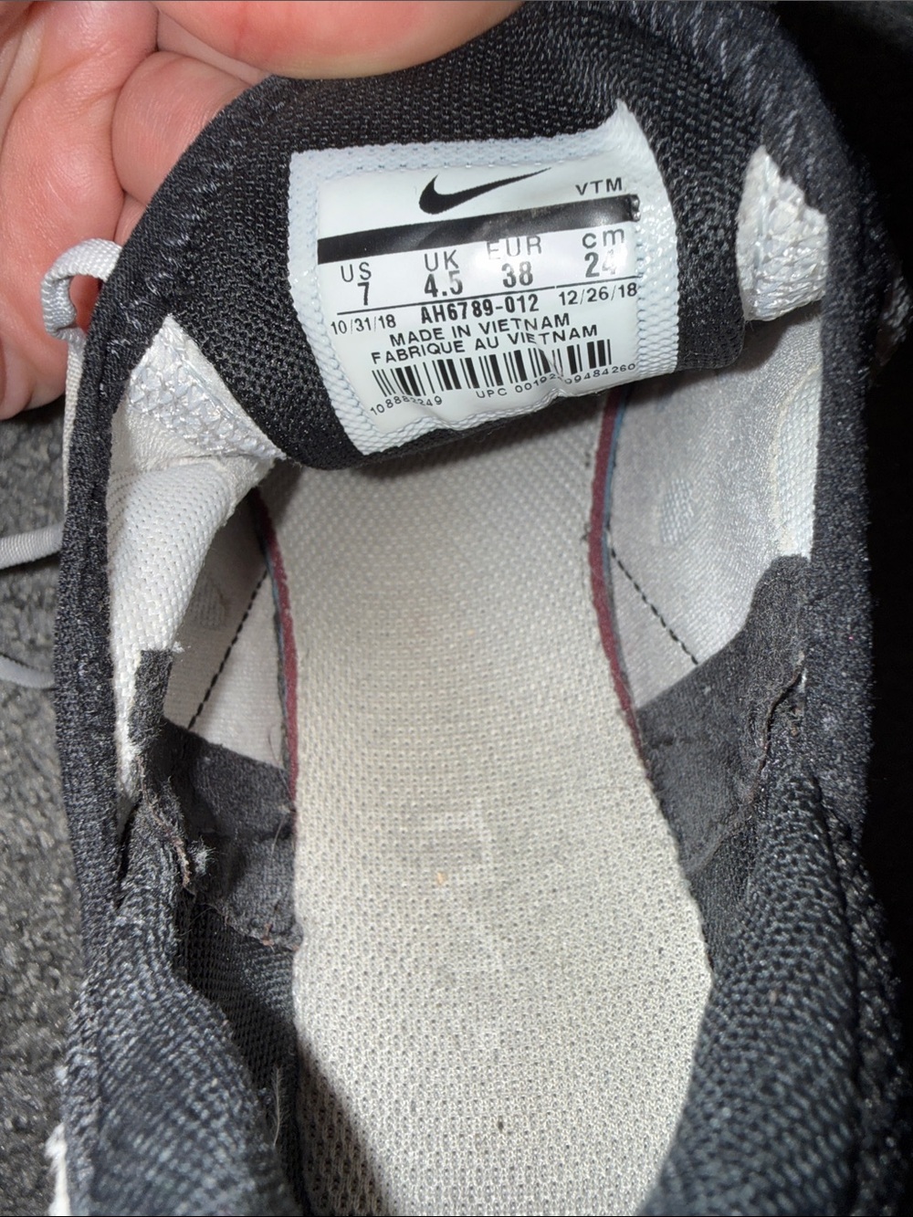 Nike Women’s Air Max 270 in White and Black - Picture 3 of 5